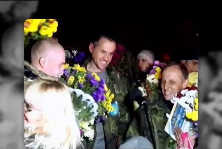 Дніпропетровськ квітами вітав захисників аеропорту Донецька