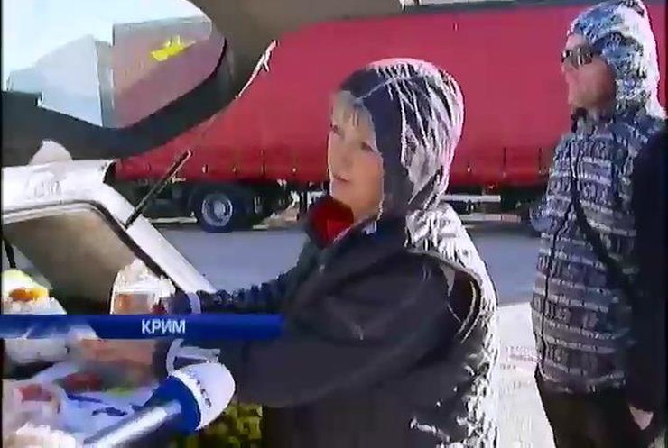 На переправі у Керчі люди вже тиждень живуть в автомобілях (відео)