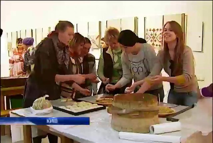 Кияни готували пиріжки та подарунки для військових (відео)