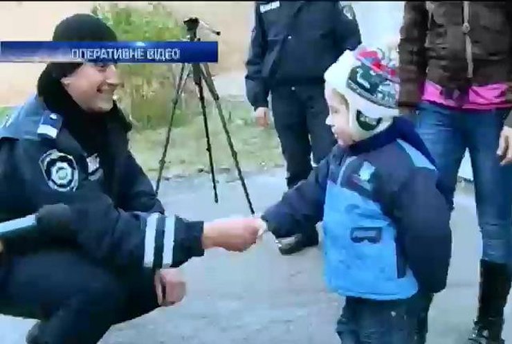 У Житомирі міліціонери врятували дитину від падіння з балкону
