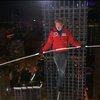 В Чикаго мужчина наощупь прошел по канату между небоскребами (видео)