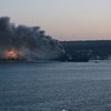 Огонь охватил боевой корабль России в бухте Севастополя (видео)