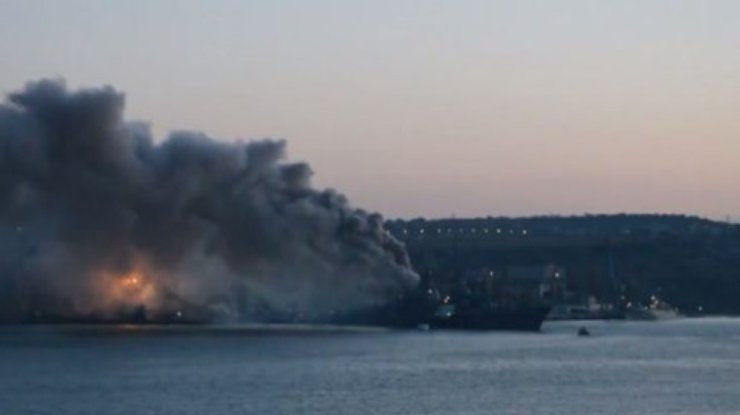 Пожар на боевом корабле в Севастополе произошел из-за ремонтных работ (видео)