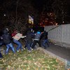 В Киеве жители стреляют, дерутся и ломают забор вокруг стройки (фото)