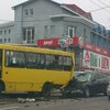 В Киеве водитель и 3 пассажира маршрутки госпитализированы после ДТП (видео)