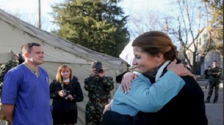 Марина Порошенко обняла медсестер госпиталя в Запорожье (фото)
