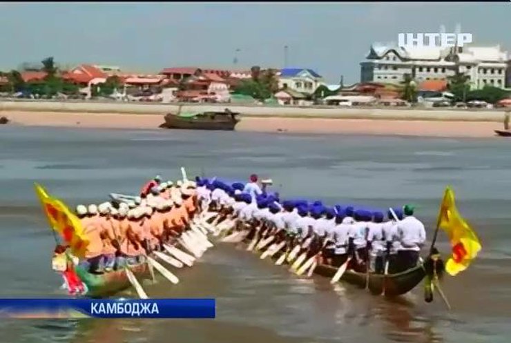 Камбоджа відзначила свято води сотнями драконів