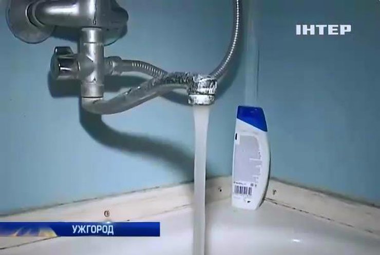Через графік подачі води мешканці Ужгорода не можуть нормально митися (відео)