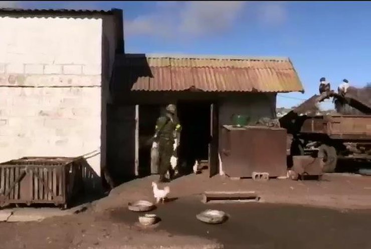 На околицях Маріуполя військові проводять зачистку території