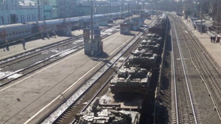 Россия стянула к границе с Украиной эшелоны бронетехники и 500 военных