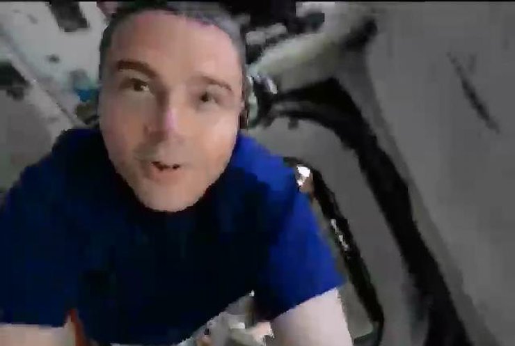 Астронавт на МКС показав світу життя у космосі (відео)