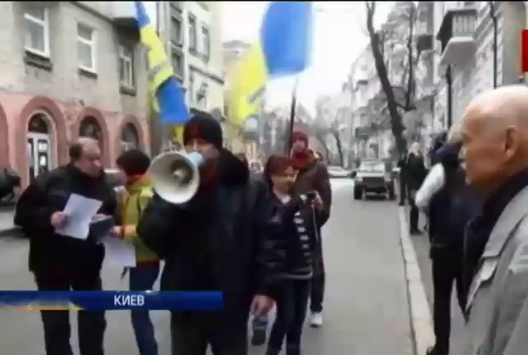 В Киеве пикетировали посольство Венгрии
