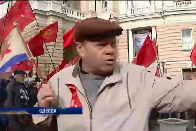 Коммунистов в Харькове забросали яйцами и зеленкой (видео)