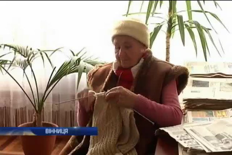 У Вінниці пенсіонери в’яжуть військовим теплий одяг