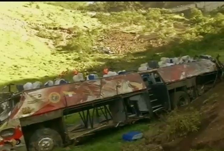 У Еквадорі автобус впав у 400-метрову ущелину - загинуло 16 людей