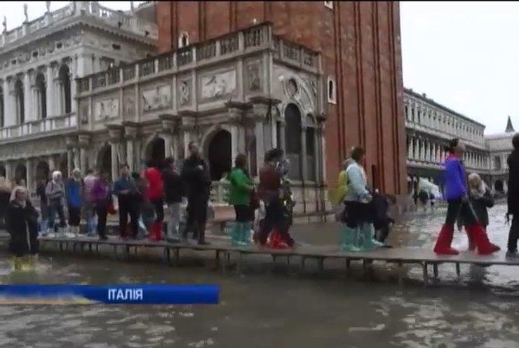 Вітер з Адріатичного моря затопив вулиці Венеції по коліна