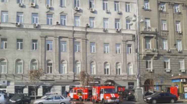 В Киеве на Крещатике горит здание офиса Союза журналистов (фото)