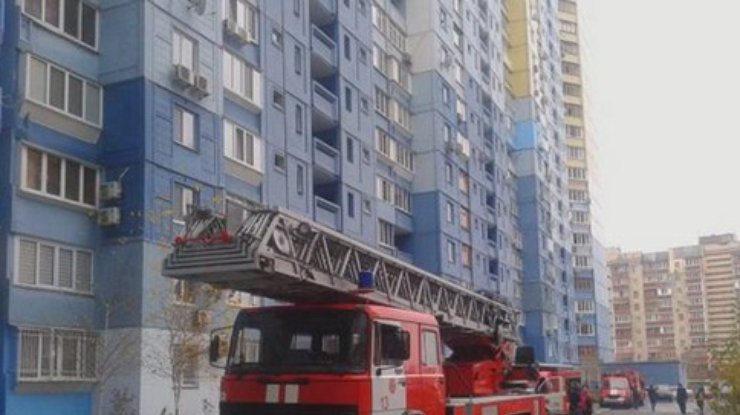 В Киеве на Троещине горела многоэтажка: пострадала женщина и 4-летний малыш (фото)