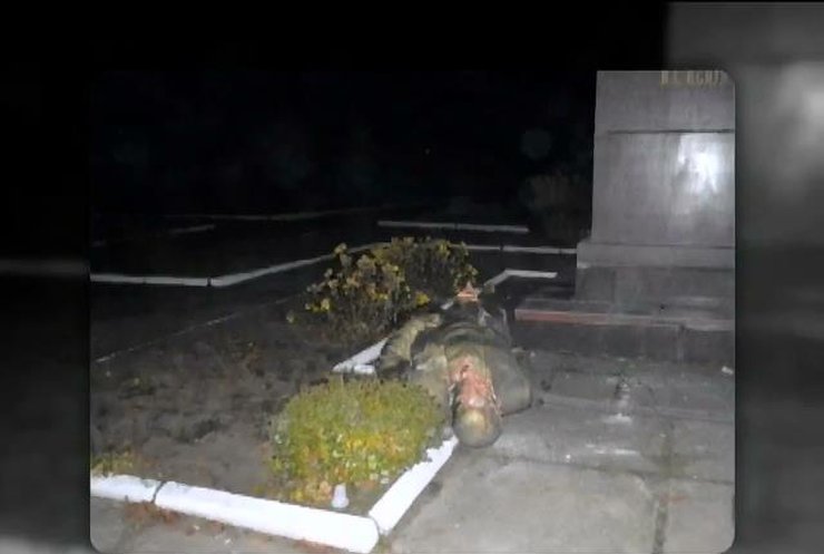 В Кривом Роге за ночь повалили два памятника Ленину