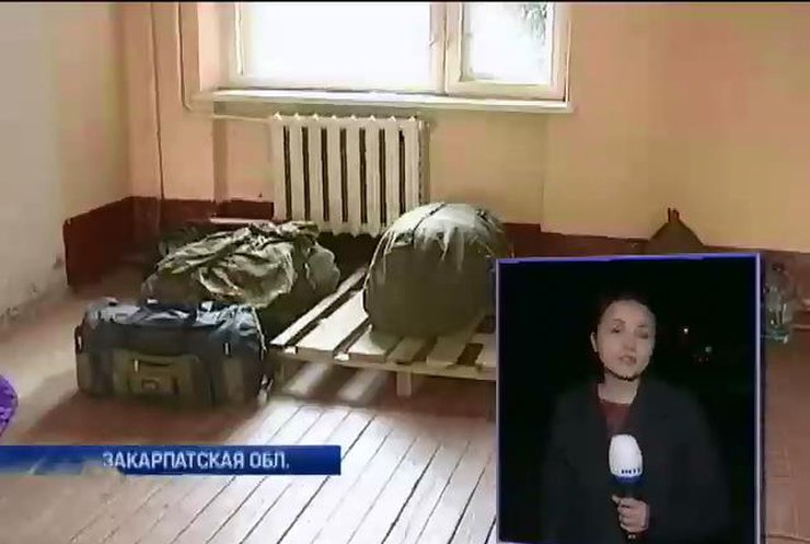 В Мукачево солдаты месяц спят в казармах на полу