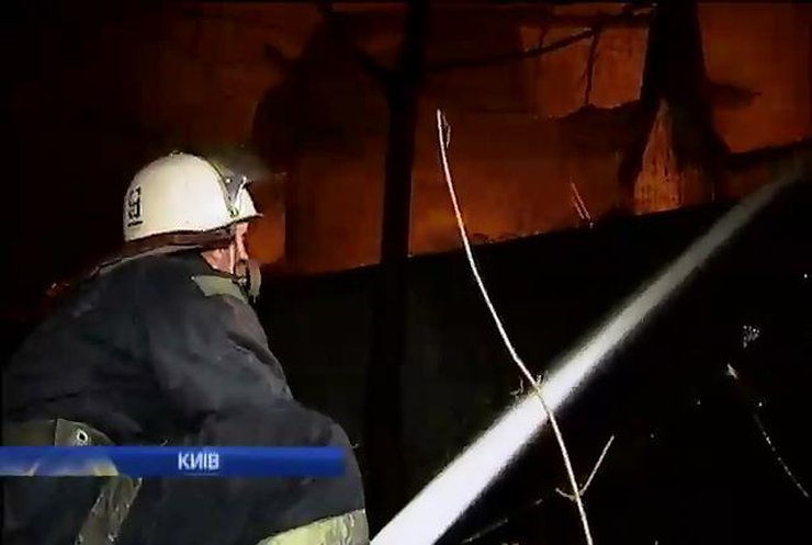 У Києві біля кіностудії Довженка згоріли ангари секонд-хенду (відео)