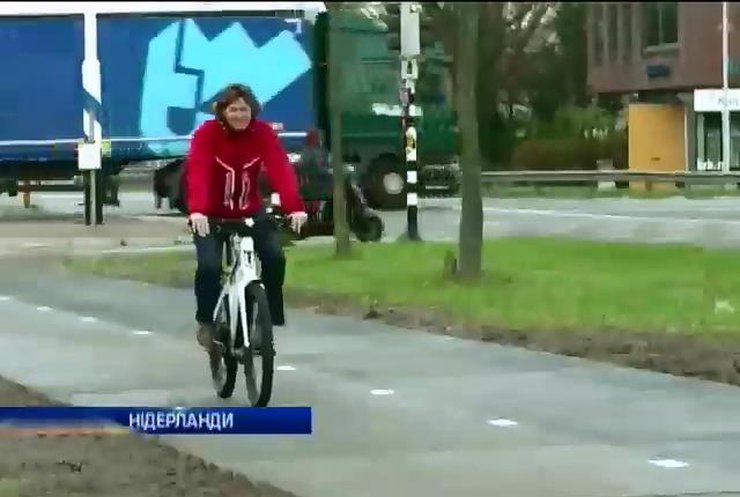 У Нідерландах відкрили велосипедну доріжку на сонячних панелях