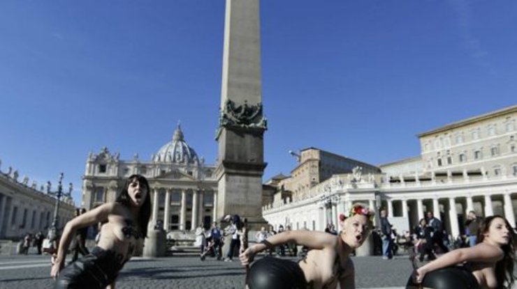 Фемен разделись на площади в Ватикане (фото)