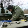 Волонтеры чинят БТР, одевают солдат и кормят