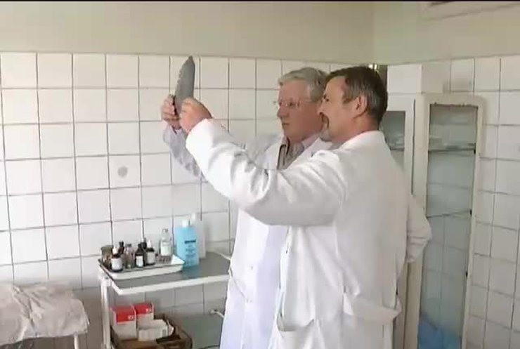У лікарнях України скорочення й затримки зарплат