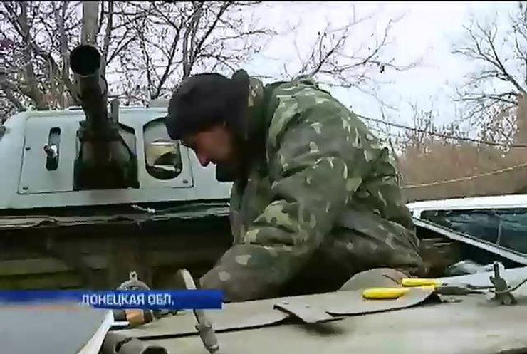 Волонтеры чинят БТР, одевают солдат и кормят