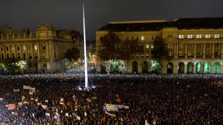 Тысячи венгров протестуют против коррупции (фото)