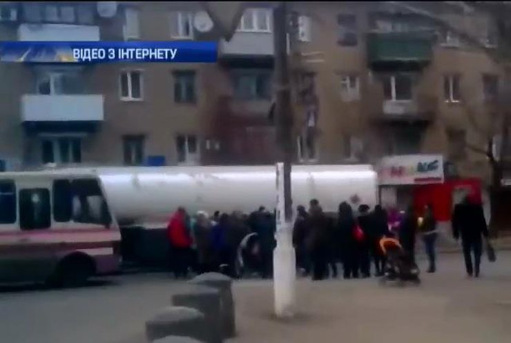 У Торезі 60 жінок перекрили дорогу з вимогою соцвиплат