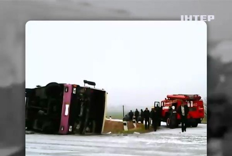 На Полтавщині автобус злетів у кювет через ожеледицю