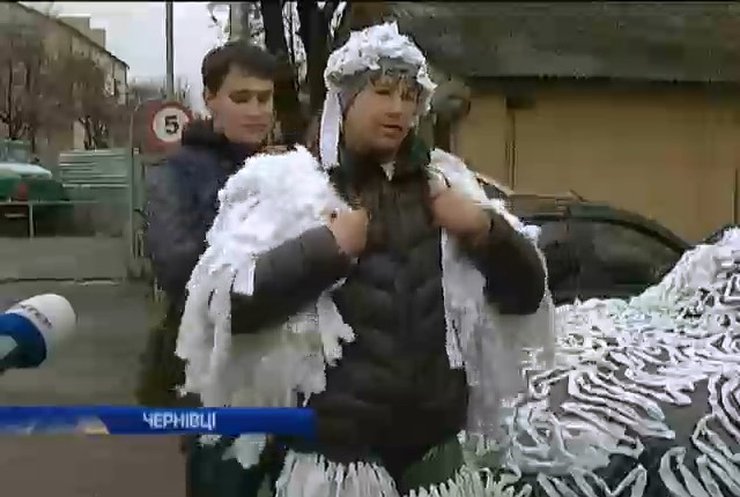 Студенти Буковини зшили військовим маскувальні костюми