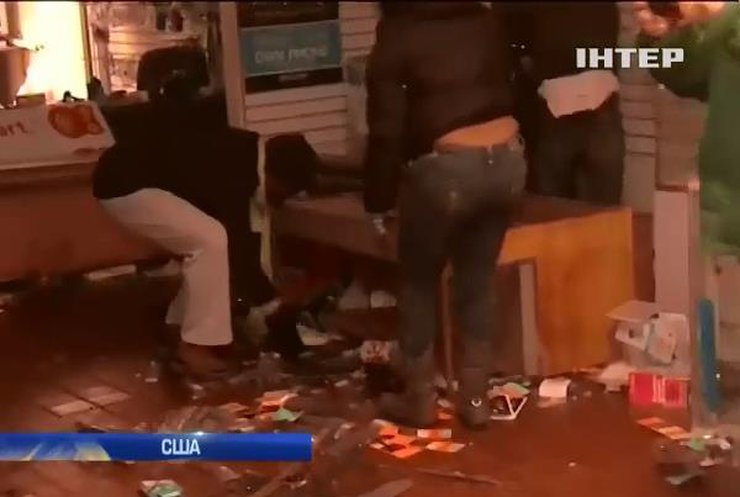 У Фергюсоні грабували магазини та палили авто (відео)