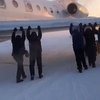 В России пассажиры толкали самолет, чтобы взлететь (видео)