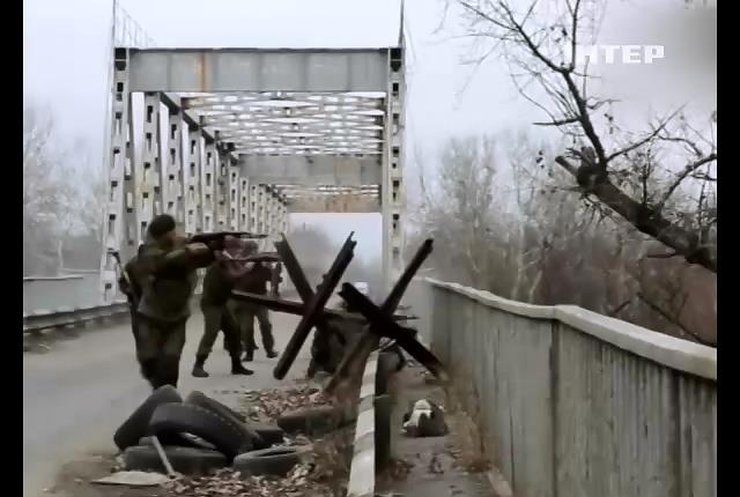 Терористи продовжують обстрілювати аеропрот Донецька