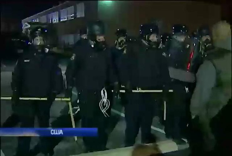 В Фергюсоне протестующим запретили стоять на тротуарах (видео)