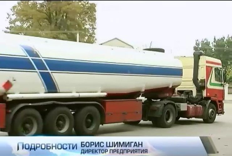 Бензин Курченко вывозят из нефтехранилищь