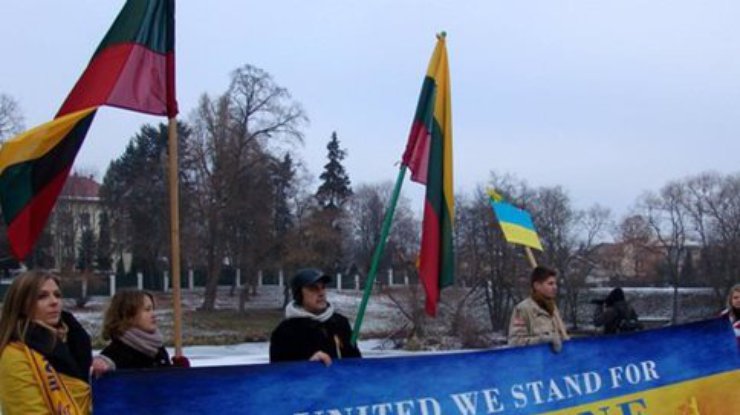 Литовцы пришли на Евромайдан к посольству России (фото)