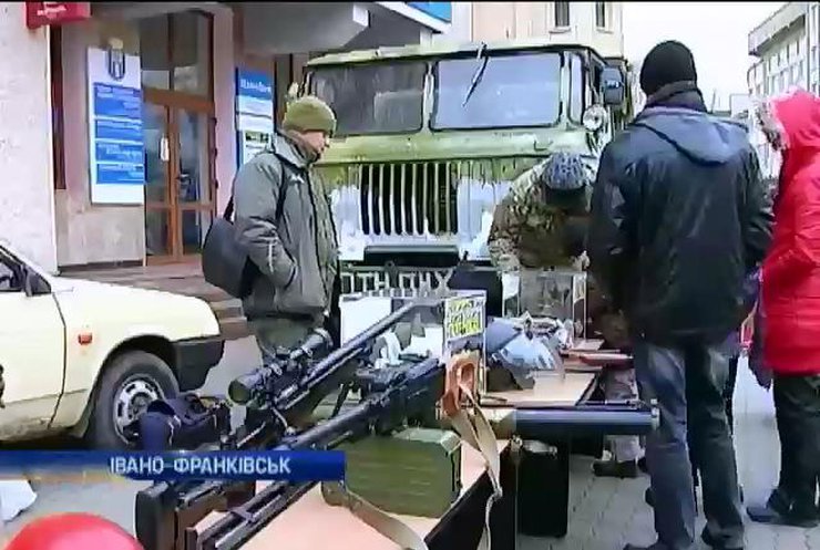 В Івано-Франківську активісти навчають поводженню зі зброєю