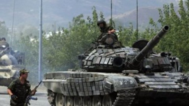 Колонна танков из России движется в Луганске