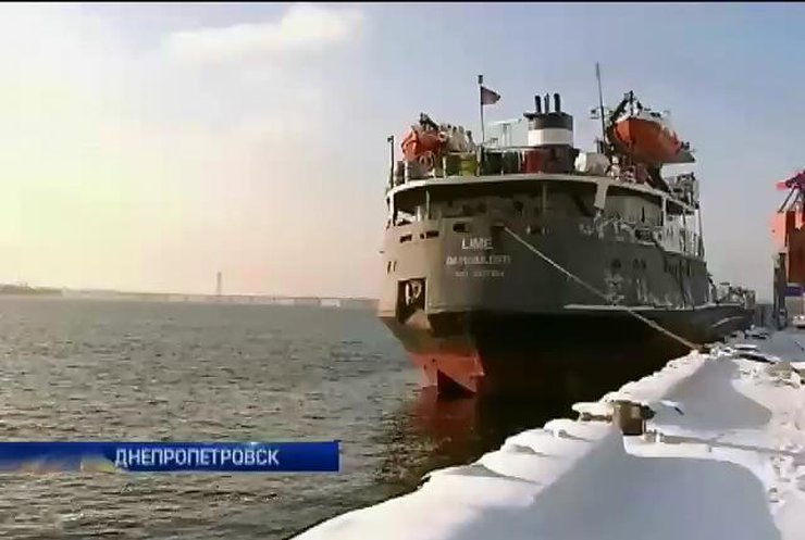 В Днепропетровске три недели терпит бедствие сухогруз