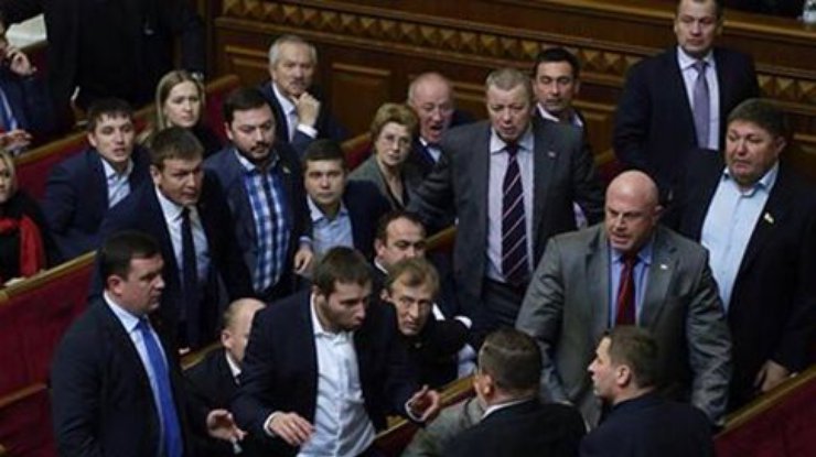 Депутат Парасюк спровоцировал первую драку в Раде (видео)