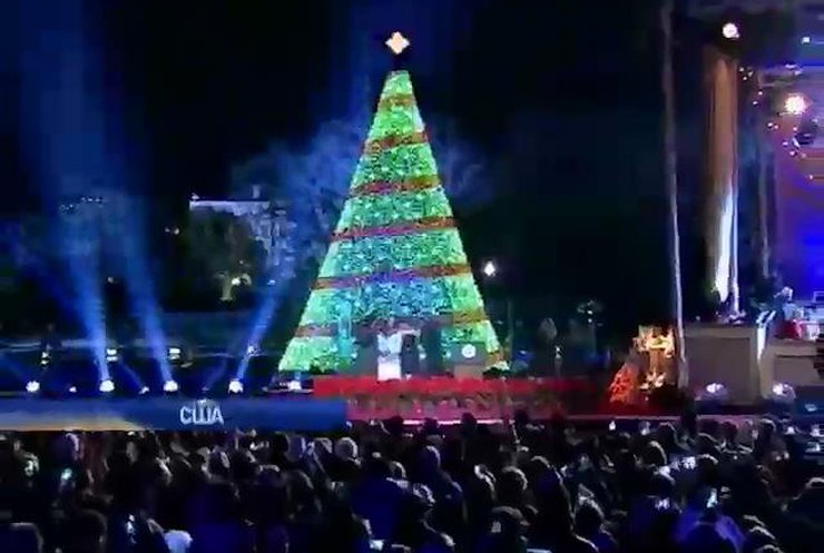 Барак Обама із родиною запалив ялинку біля Білого Дому