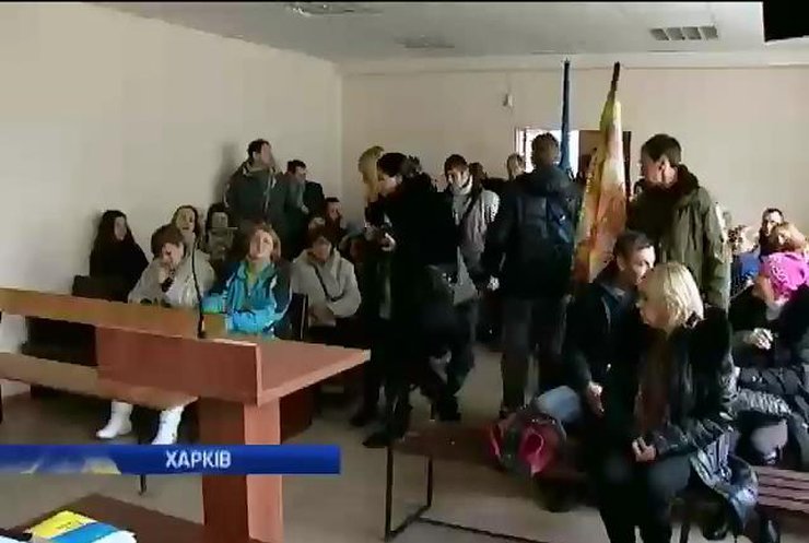 У Харкові перенесли суд на жінкою, яка била майданівця ногами
