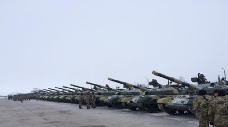 Порошенко пообещал удвоить производство танков и бронемашин (фото)