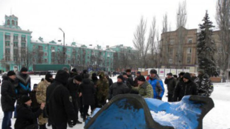 В Новомосковске снесли очередного Ленина (видео)