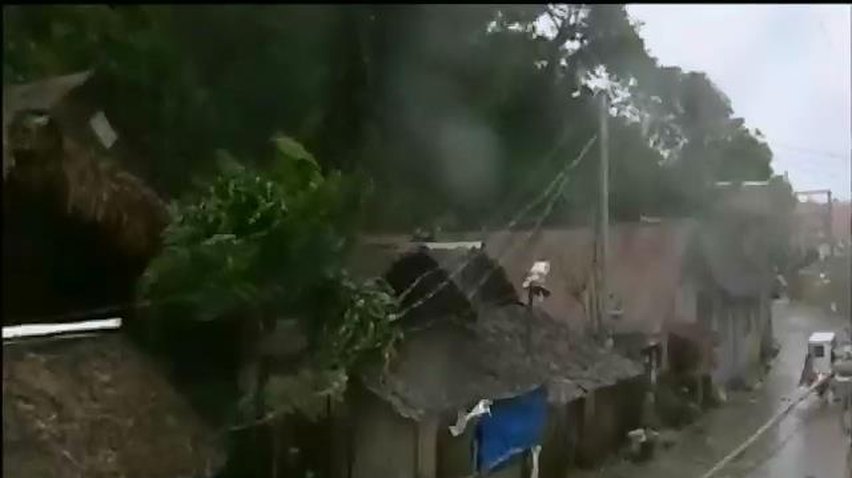 Тайфун Хайян руйнує будинки на Філіппінах