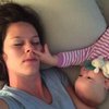 Младенец будит маму жесткими методами (видео)